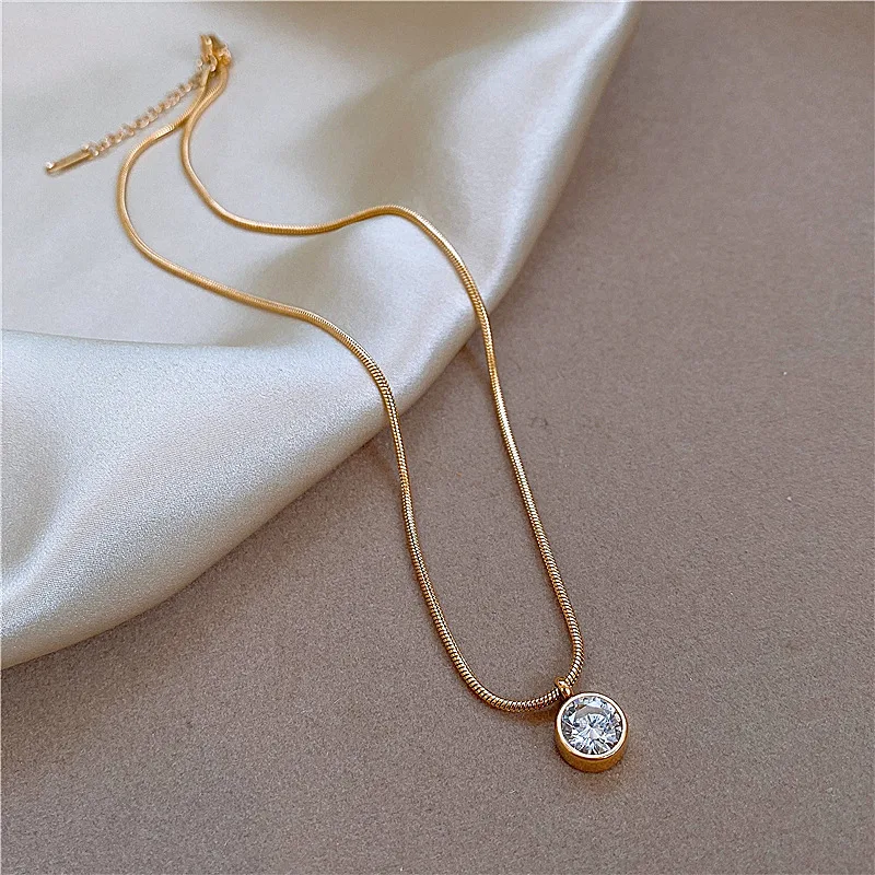 Colar feminino de aço titânio com zircônia, elegante e resistente. Perfeito para uso diário ou presentear alguém especial. — foto 6