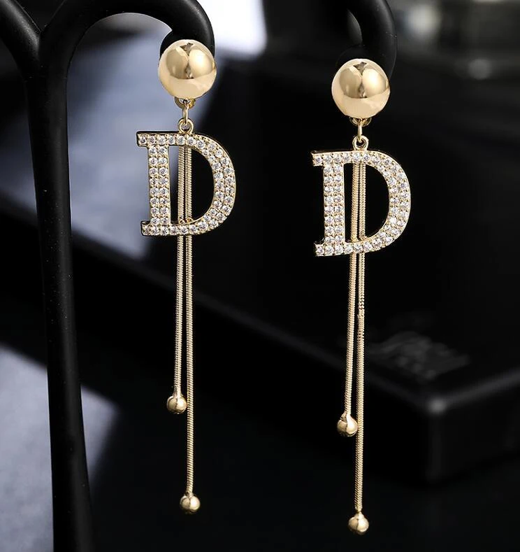 Brincos de agulha de prata com tassel longo, simples e fashion, estilo coreano. Adicione um toque elegante e moderno ao seu visual. — foto 1
