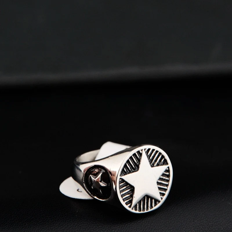 Anel Hip Hop de Aço Titânio com Estrela de Cinco Pontas e Personalidade Redonda. Design moderno para um visual marcante e único. — foto 4