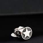 Anel Hip Hop de Aço Titânio com Estrela de Cinco Pontas e Personalidade Redonda. Design moderno para um visual marcante e único. — foto 4