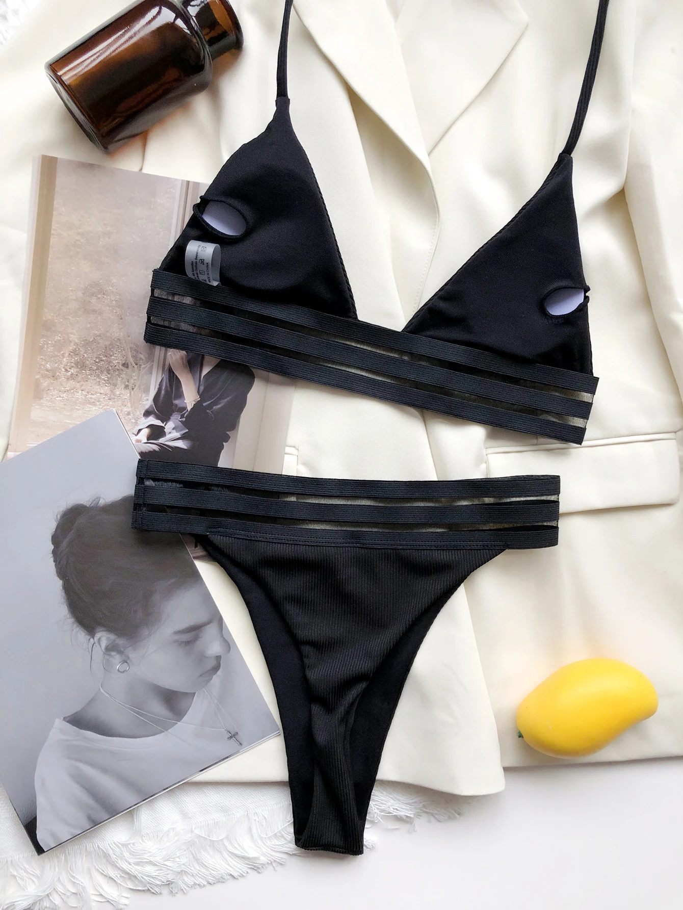 Biquíni liso com tiras e faixa, com design de pequenas listras, ideal para um bronzeado perfeito e conforto na praia ou piscina. — foto 1