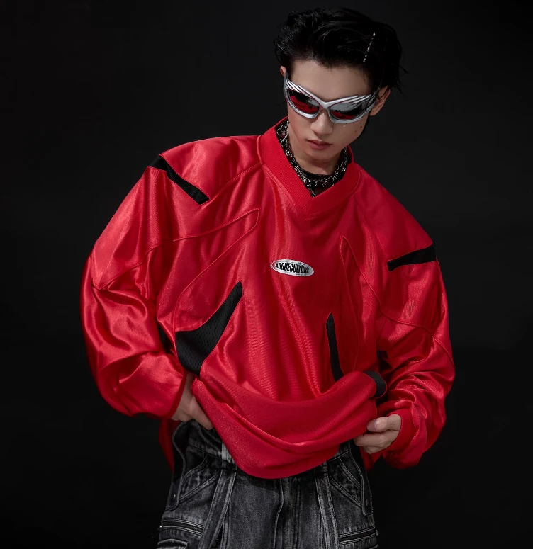 Blusa esportiva retrô americana manga longa com gola em V, ombros acolchoados e cores contrastantes, perfeita para esportes ao ar livre. — foto 2