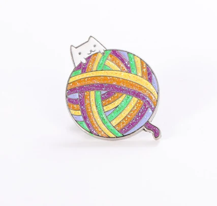 Broche de gato blanco y bola de hilo colorida con purpurina, un accesorio llamativo para amantes de los felinos y la creatividad. — foto 5