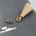 Brincos Carven Design Dourados, Formato de Círculo Irregular, Clipe de Orelha, Personalidade e Moda. Elegância e Sofisticação. — foto 4