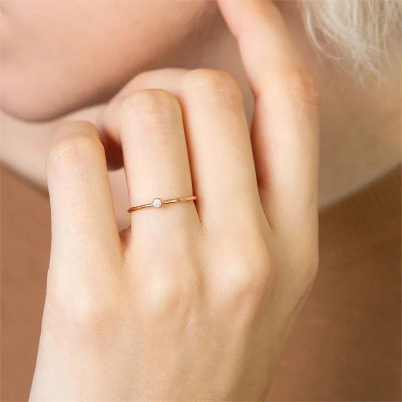 Anel feminino de aço inoxidável, design simples e com diamantes, um toque de sofisticação discreta para realçar sua beleza. — foto 2