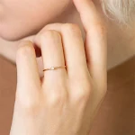Anel feminino de aço inoxidável, design simples e com diamantes, um toque de sofisticação discreta para realçar sua beleza. — foto 2