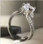 Anel feminino retrô de proposta Royal Crown com diamantes simulados micro cravejados em garras de platina clássicas, para noivado. — foto 1