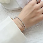 Pulseira dupla camada de zircônia para mulheres, brilho e sofisticação. Adicione um toque de glamour ao seu visual diário com esta joia elegante e duradoura. — foto 4