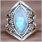 Anel bracelete vintage de prata antiga com pedra da lua. Um acessório elegante e atemporal que adiciona um toque de sofisticação ao seu estilo. — foto 1