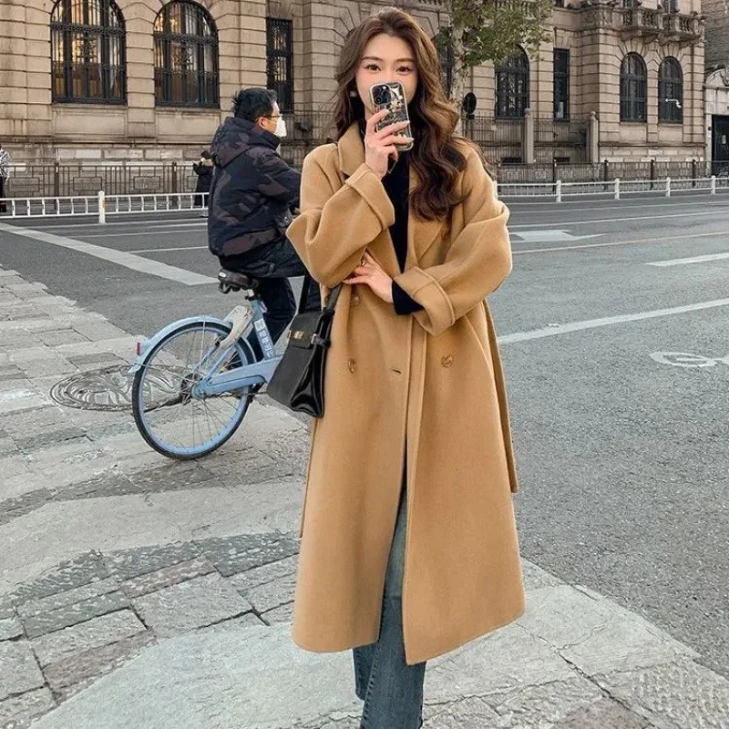 Casaco feminino de lã folgado com cadarço e cor sólida. Conforto e elegância para um visual sofisticado e quentinho. — foto 8