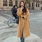 Casaco feminino de lã folgado com cadarço e cor sólida. Conforto e elegância para um visual sofisticado e quentinho. — foto 8