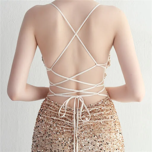 Title 37, Vestido de noite longo com alças finas e cauda ...