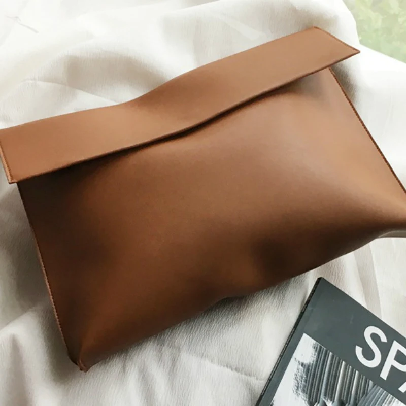 Stylish large-capacity clutch bag for all your essentials. Carry everything in style, perfect for any occasion, elegant — photo 1