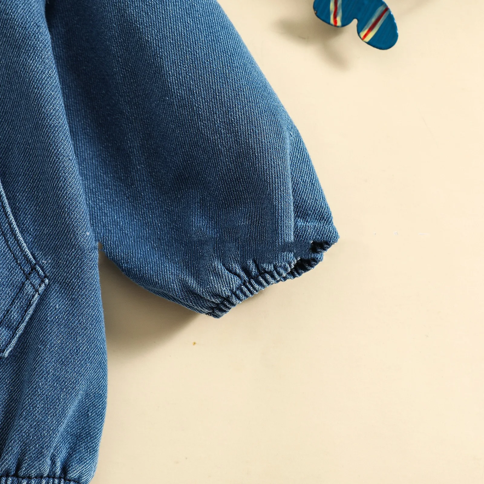 Macacão jeans com capuz triangular para meninos, ideal para passeios e brincadeiras. Conforto e estilo em um só. — foto 5