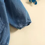 Macacão jeans com capuz triangular para meninos, ideal para passeios e brincadeiras. Conforto e estilo em um só. — foto 5