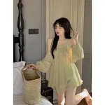 Dizajn Sense plisirana košulja na jedno rame sa puf rukavima, u korejskom stilu. Savršena za moderan i elegantan izgled, izražava ženstvenost. — foto 3
