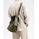 Bolsa transversal de ombro e corpo, com design de orelha em camurça, elegante e prática, ideal para carregar seus pertences com conforto e estilo. — foto 10