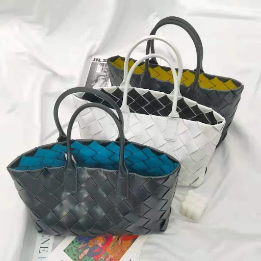 Title 4, Bolsa de mão feminina de couro bovino trançado....