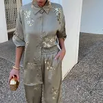 Calças retas ocidentais com lantejoulas elegantes e modernas, combinam com tudo. Crie looks sofisticados e cheios de estilo para qualquer ocasião. — foto 10