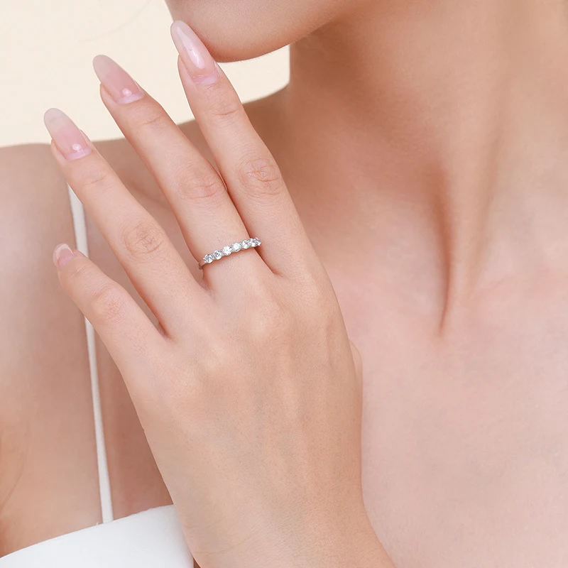 Anel feminino com fileira de diamantes em prata esterlina, casual e elegante. Perfeito para looks diários ou ocasiões especiais, brilho sutil. — foto 9