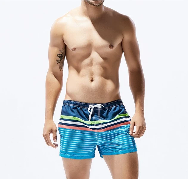 Shorts casuais estampados com listras, ideais para o verão. Confortáveis, leves e perfeitos para um visual descontraído e fresco. — foto 1
