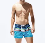 Shorts casuais estampados com listras, ideais para o verão. Confortáveis, leves e perfeitos para um visual descontraído e fresco. — foto 1