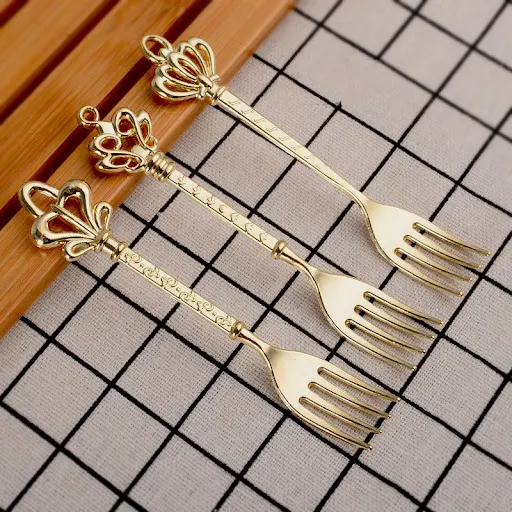 Title 5, Retro Avrupa Tatlı Pasta Çatalı ile tatlılarını...