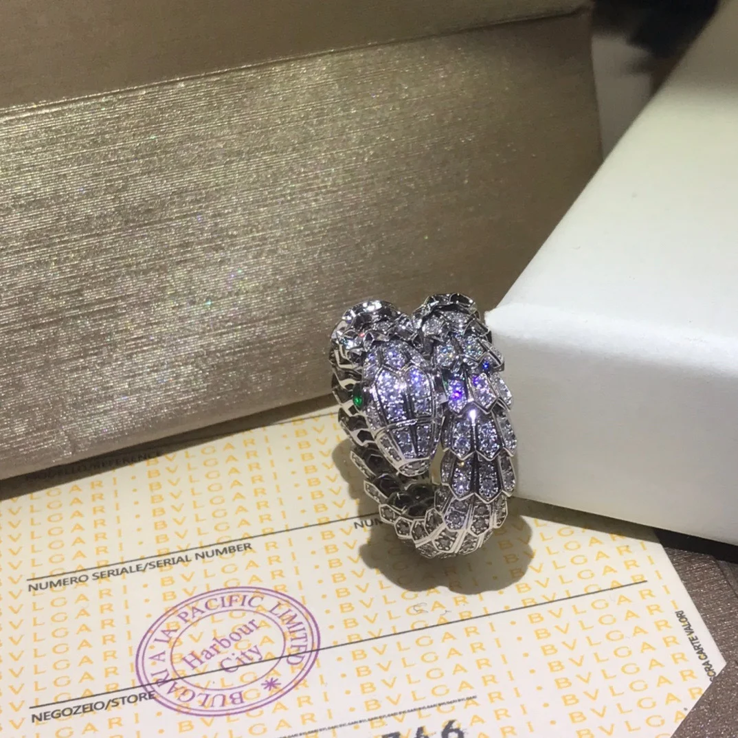 Anel de cobra simples e moderno para mulheres. Design elegante e delicado, perfeito para adicionar um toque fashion ao seu visual. — foto 4