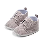 Sapatos de bebê de cor sólida para crianças pequenas. Conforto e estilo para os primeiros passos. Perfeitos para explorar com segurança e charme. — foto 4