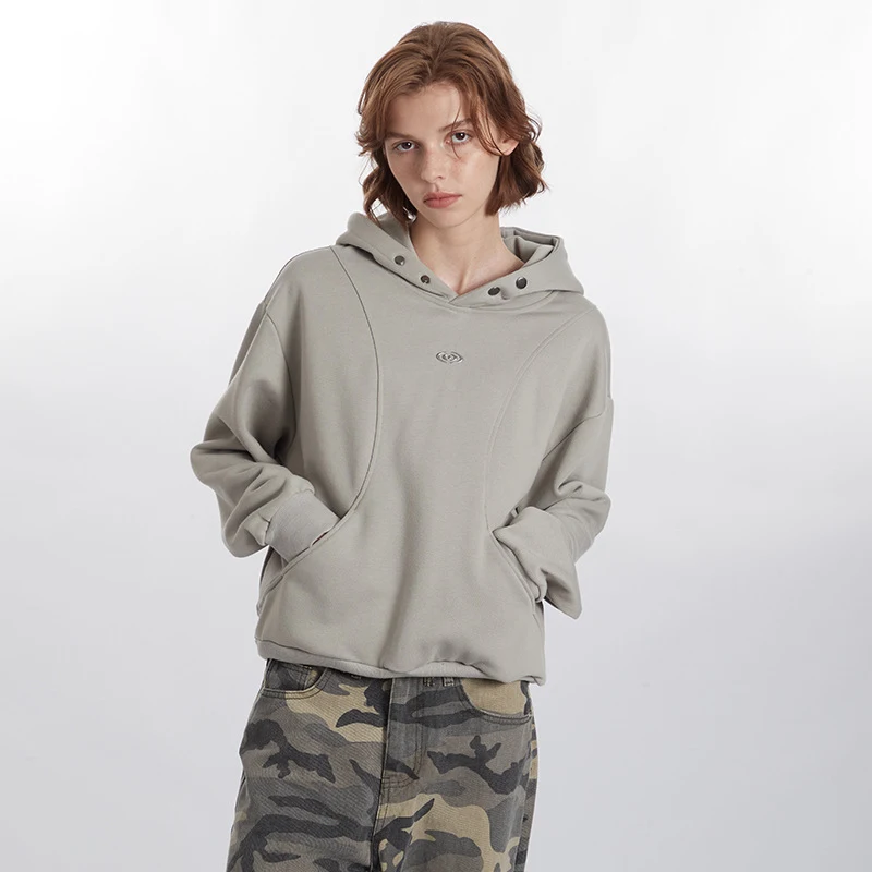 Suéter feminino com capuz solto, perfeito para um visual casual e confortável. Ideal para o dia a dia, oferecendo estilo e bem-estar. — foto 7