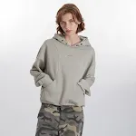 Suéter feminino com capuz solto, perfeito para um visual casual e confortável. Ideal para o dia a dia, oferecendo estilo e bem-estar. — foto 7