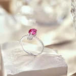 Anel feminino de prata esterlina S925 com zircônia quadrada vermelho rosa, um acessório elegante e brilhante para realçar seu look. — foto 6