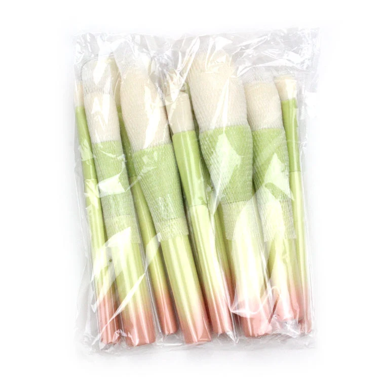 Title 3, Gradient color makeup brush for flawless applic...