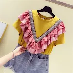 T-shirt in cotone con volant e cuciture in pizzo, maniche corte, leggero e arioso, perfetto per l'estate, un look femminile e confortevole. — foto 4