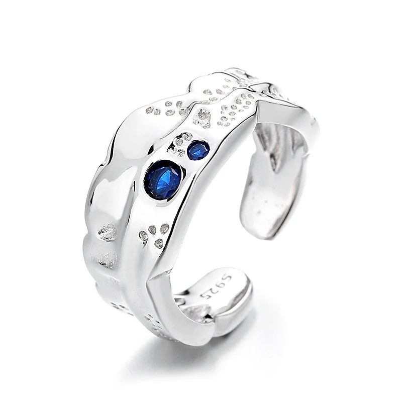 Anel de zircônia azul com textura de lava em prata esterlina com extremidade aberta, design exclusivo para um visual moderno e sofisticado. — foto 3