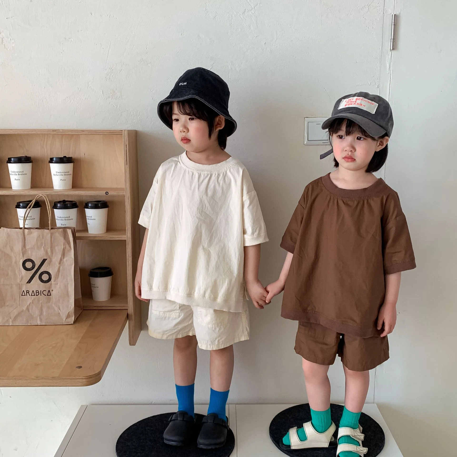 Japanischer Stil, einfaches, lockeres zweiteiliges Set aus reiner Baumwolle für Babys, kurzärmliges Oberteil und Shorts. — foto 9