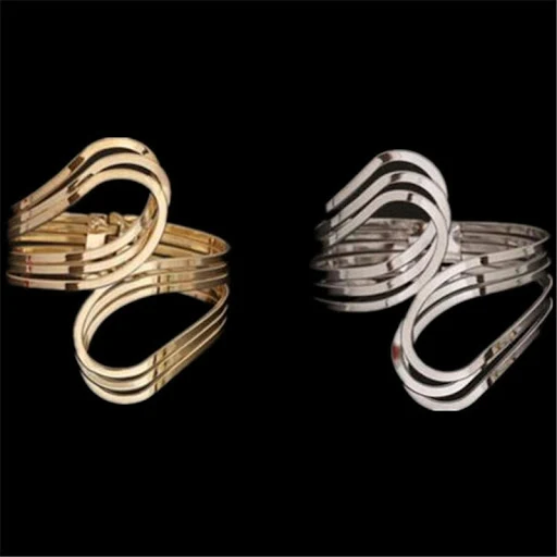 Title 1, Pulseira de metal exagerada de ponta