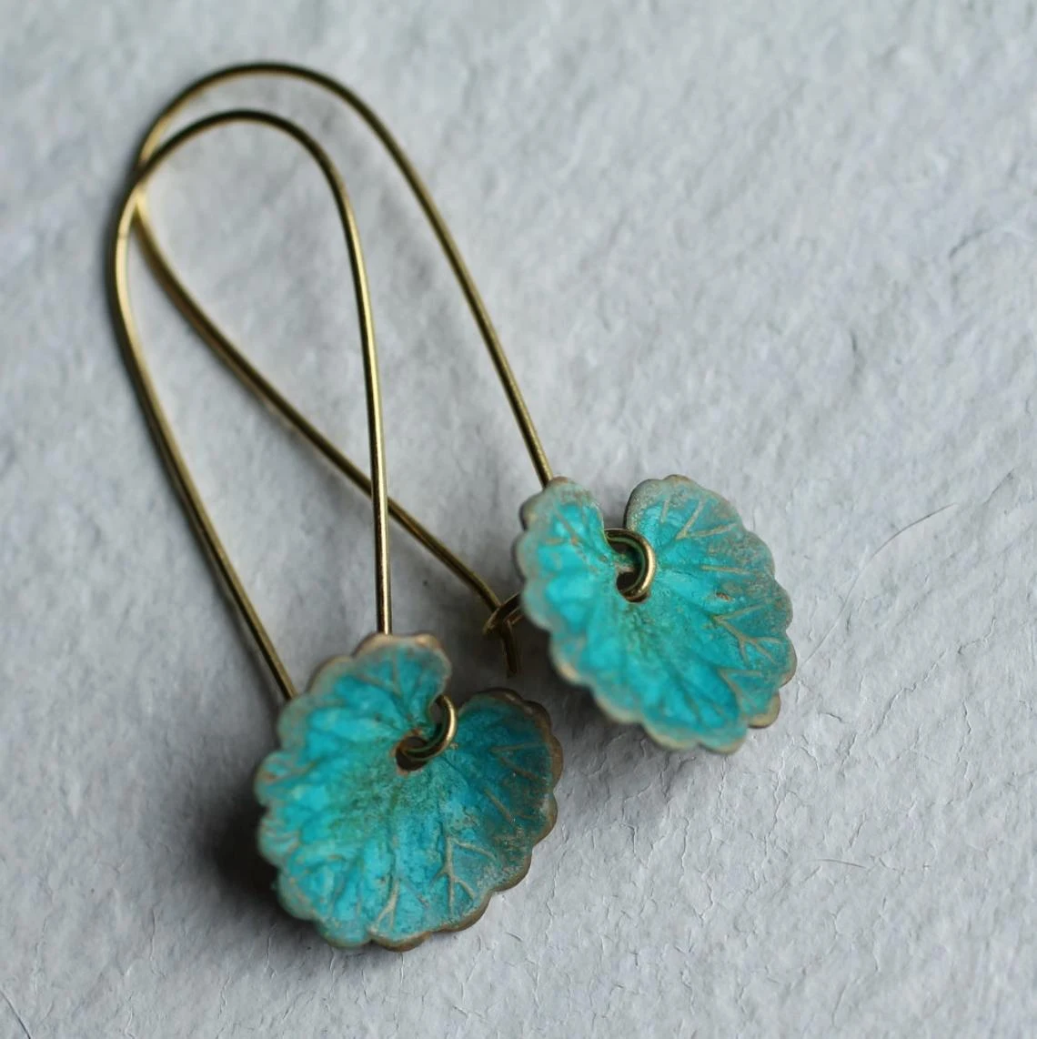 Brincos longos vintage de lírio turquesa com folha verde. Adicione um toque de elegância ao seu visual, perfeitos para qualquer ocasião. — foto 7