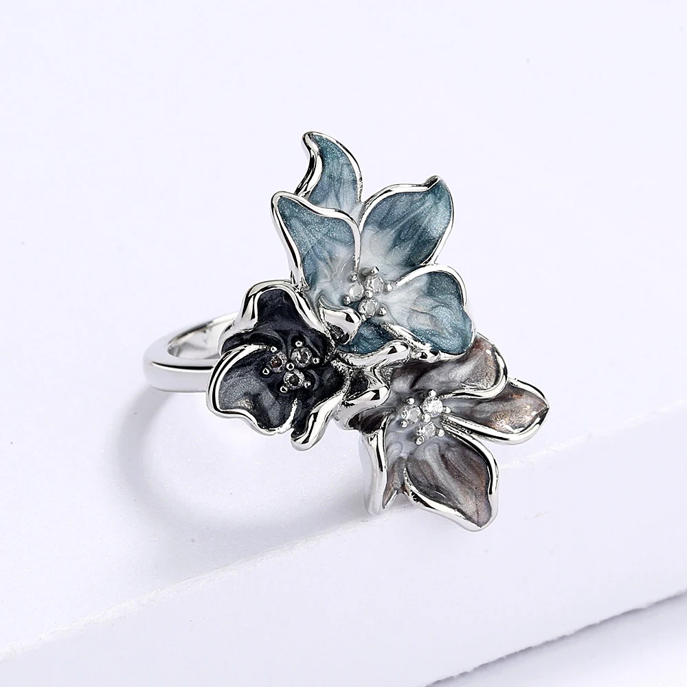 Anel feminino vintage com flor de zircônia incrustada em resina epóxi com efeito splash ink. Design único e elegante, perfeito para mulheres. — foto 4