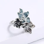 Anel feminino vintage com flor de zircônia incrustada em resina epóxi com efeito splash ink. Design único e elegante, perfeito para mulheres. — foto 4