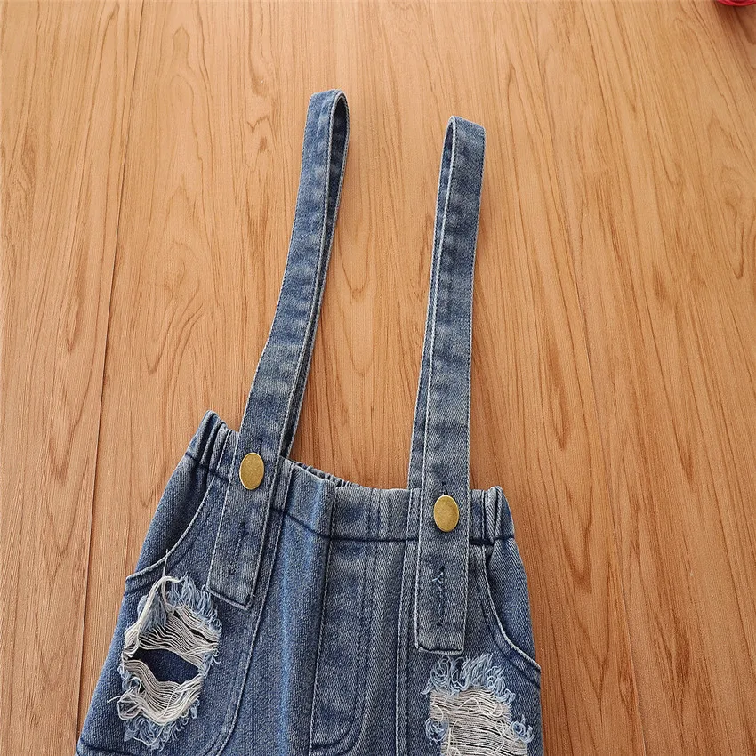 Conjunto infantil feminino, top com mangas de tela e calças jeans com suspensórios, perfeito para um visual moderno e confortável, ideal para meninas. — foto 10