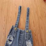 Conjunto infantil feminino, top com mangas de tela e calças jeans com suspensórios, perfeito para um visual moderno e confortável, ideal para meninas. — foto 10