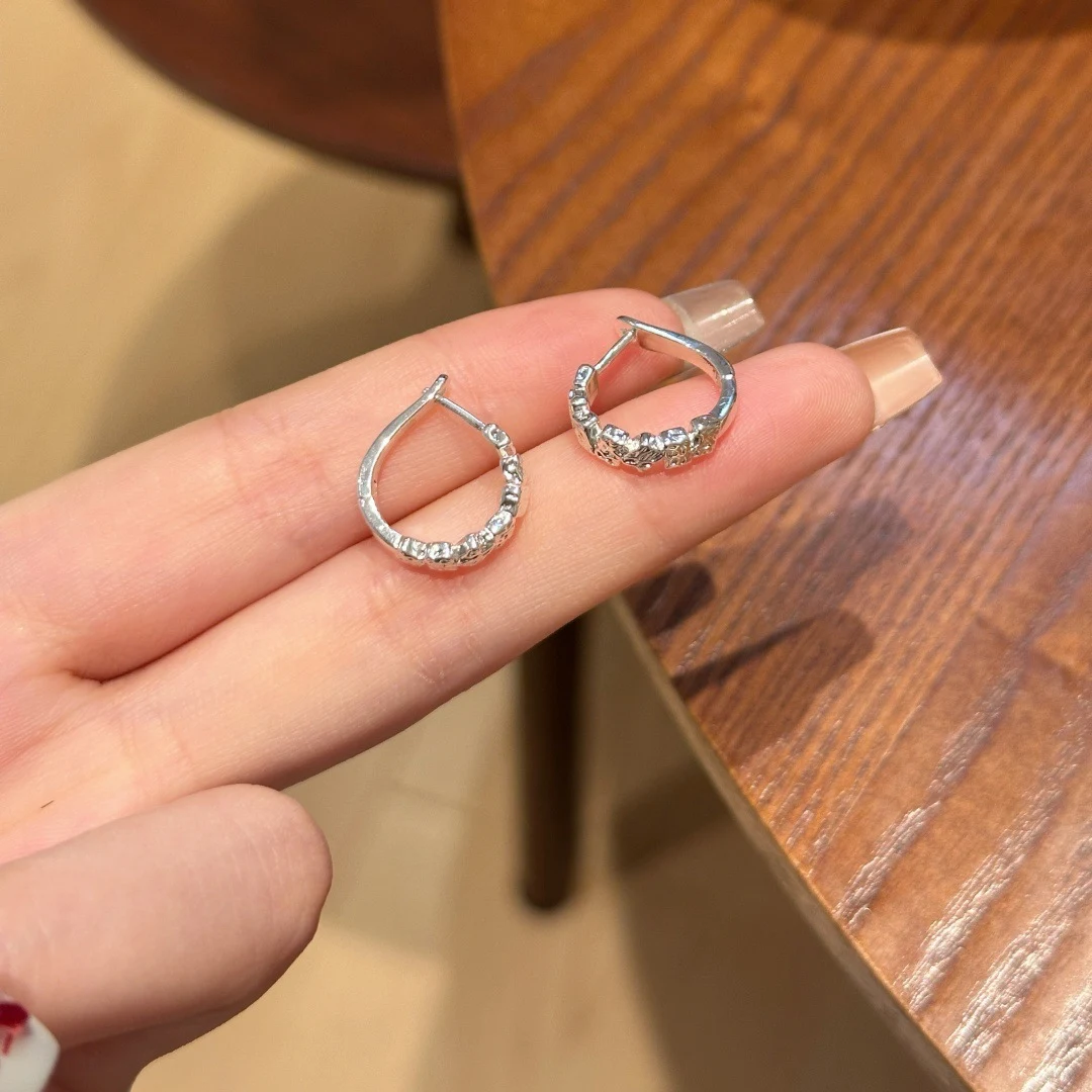 Brincos de círculo com design único e de nicho para mulheres. Adicione um toque de sofisticação e estilo ao seu visual feminino. — foto 4