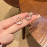 Brincos de círculo com design único e de nicho para mulheres. Adicione um toque de sofisticação e estilo ao seu visual feminino. — foto 4