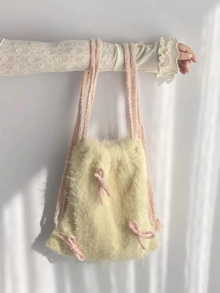 Mochila com cordão, laço e tecido felpudo amarelo suave para mulheres, perfeita para transportar seus pertences com estilo e charme. — foto 2