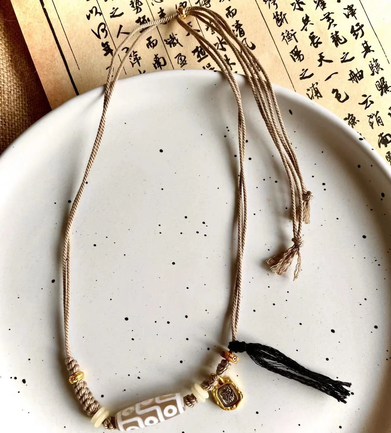 Colar da sorte com corrente entrançada e antiga para clavícula. Adicione um toque de elegância e sorte ao seu visual diário. — foto 9
