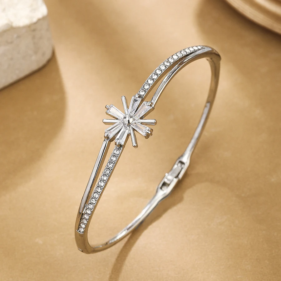 Pulseira feminina de camada dupla leve e vazada com joias Adicione um toque de brilho e sofisticação ao seu visual com esta pulseira elegante. — foto 1