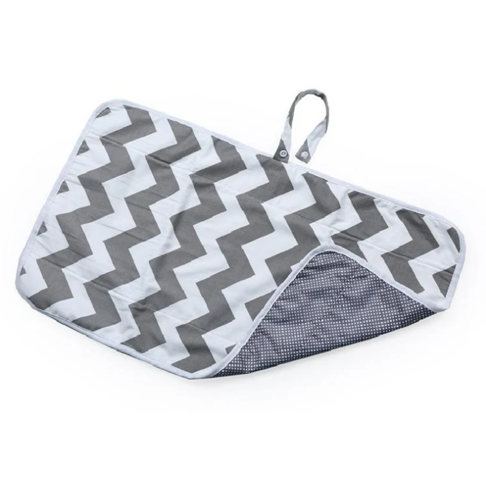 Clutch trocador portátil para bebês recém-nascidos, ideal para viagens e passeios. Troca de fraldas fácil, rápida e higiênica em qualquer lugar. — foto 6