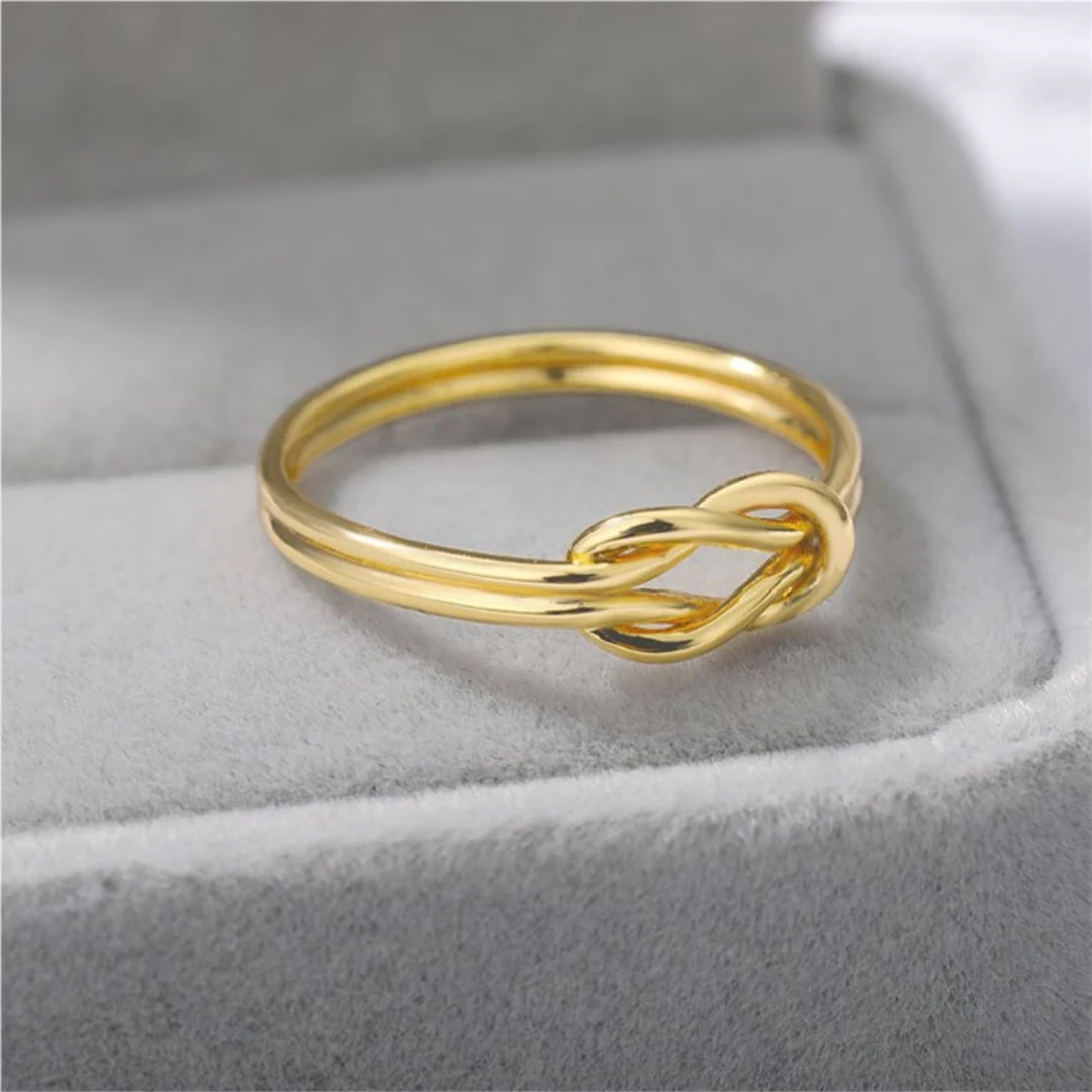 Anéis femininos com design de cruz e zircônias. Aço inoxidável. Elegância e brilho. Joia perfeita para um visual sofisticado e moderno. — foto 8
