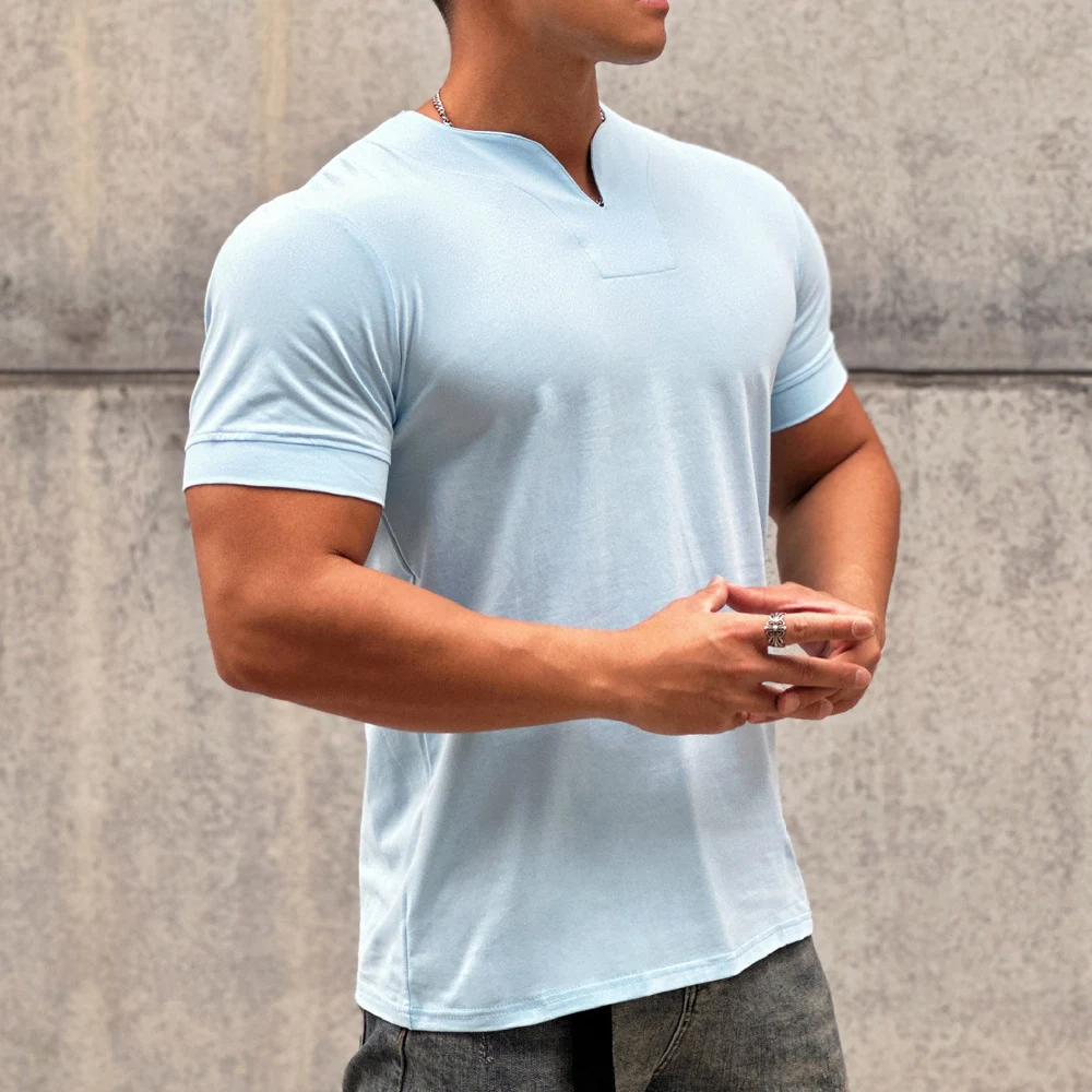 Camiseta masculina solta com decote em V e manga curta, perfeita para exercícios e treinos, com estilo e conforto. — foto 6